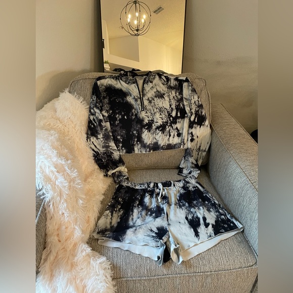 Shein cropped quarter zip top with matching shorts - Picture 5 of 14